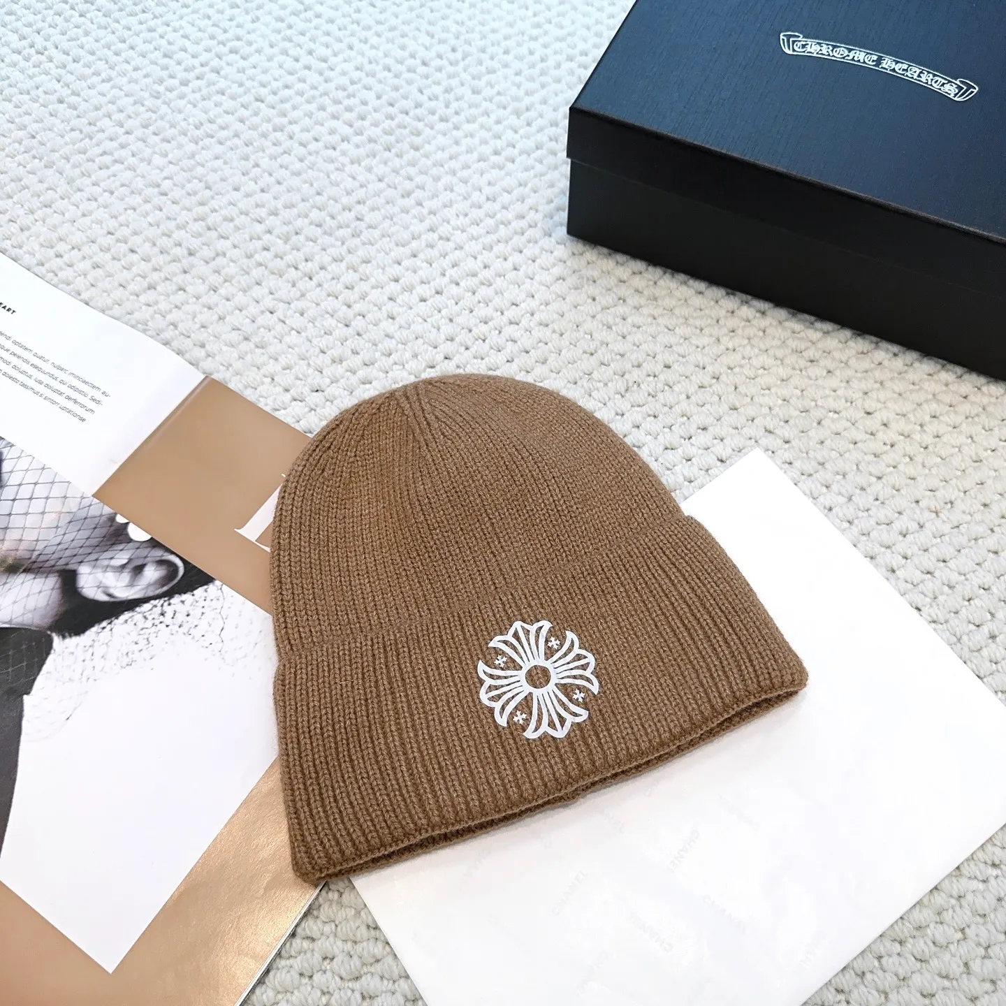 P50 🤍Chrome hearts new autumn and winter cross knitted hat🧶 One of the must-have hats in autumn and winter~ It really looks good on whoever wears it~, it is also a perfect match in black and white and gray in autumn~